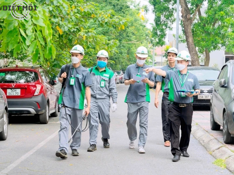 hinh-anh-tho-diet-moi-dang-di-khao-sat-cong-trinh